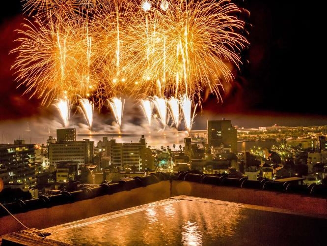 【天空の露天風呂】露天風呂から望む花火は迫力満点　※イメージです