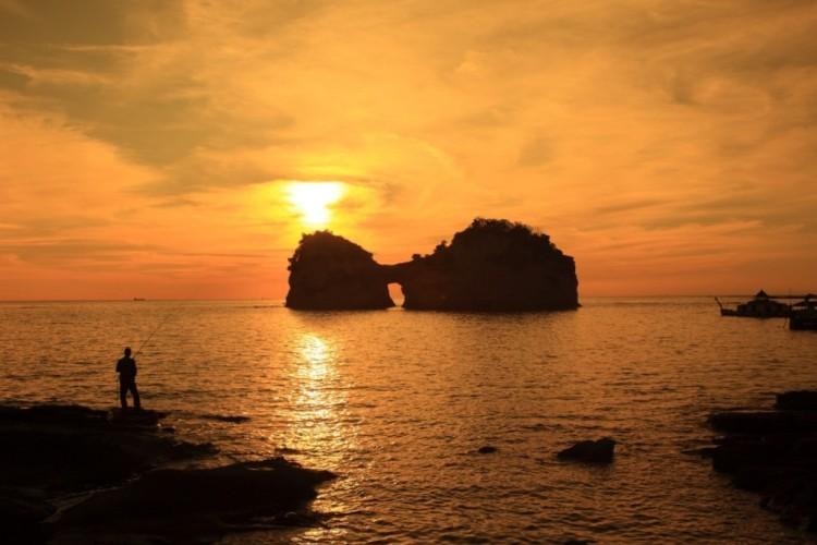 円月島　秋分の日・春分の日の前後はたくさんの人が訪れます