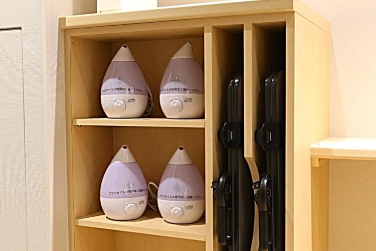 各階設置_無料レンタル（加湿器＆ズボンプレッサー） その他のレンタル品もフロントにてご用意。