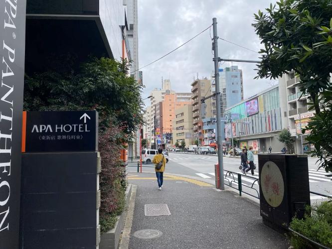 道なりに進むとアパホテルが見えますが、こちらを通り過ぎて信号を渡ります。