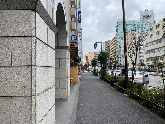 こちらを直進します。