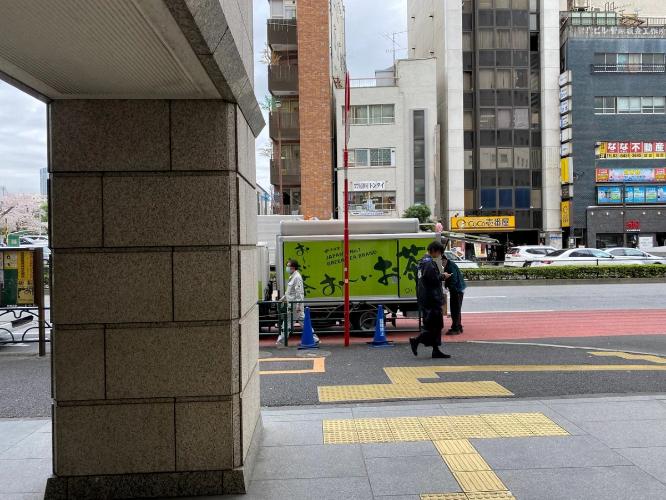 東京メトロ副都心線・都営大江戸線東新宿駅（A1出口）を左折してください。