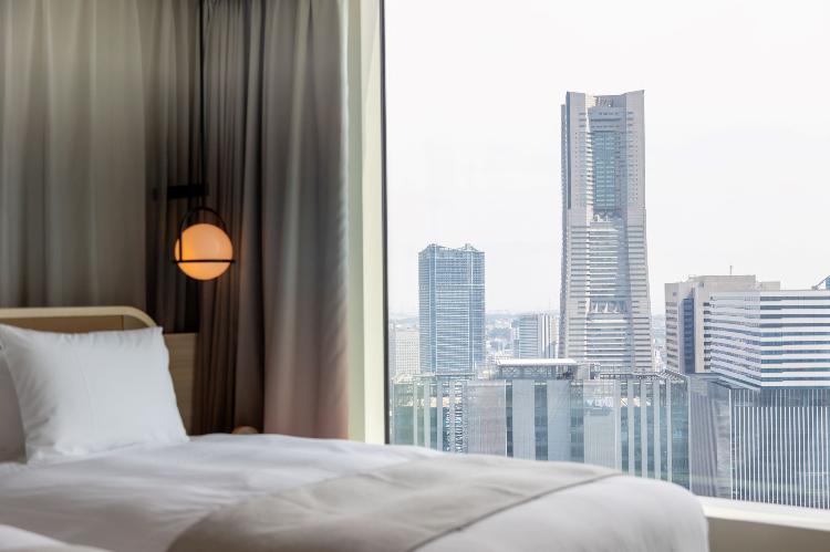 【客室】モデレートツイン　<BR>横浜ランドマークタワー側の眺望がご覧いただけます