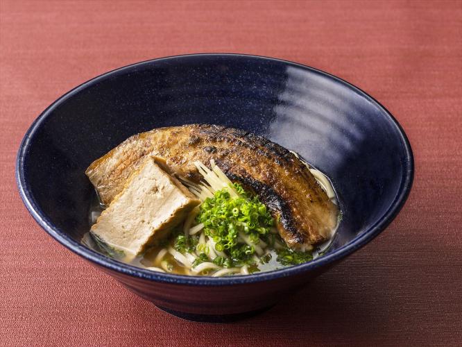 沖縄炭火料理店「うむさんの庭」厚切り三枚肉炙りそば