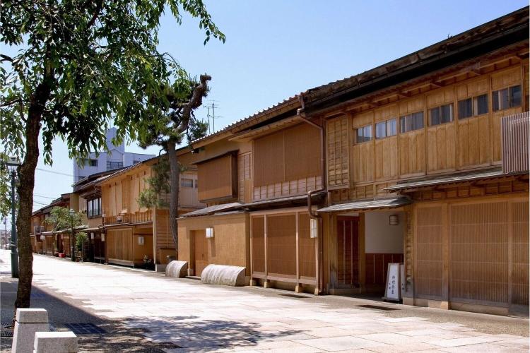 にし茶屋街(金沢駅よりバス10分)【写真提供：金沢市】