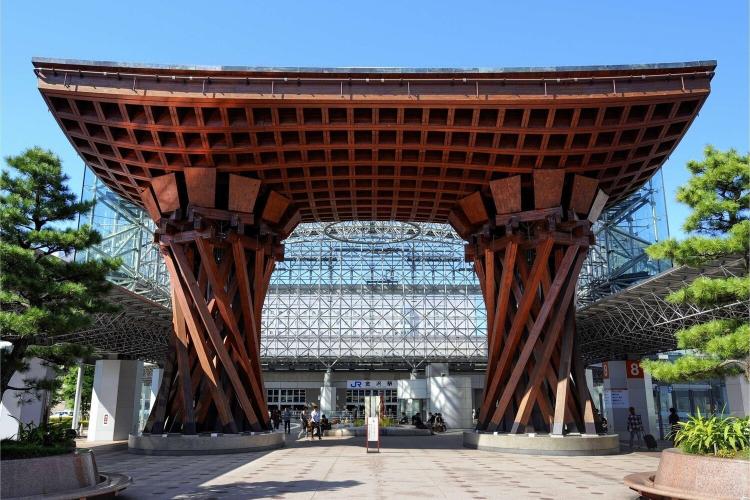 金沢駅_鼓門(ホテルより徒歩5分)