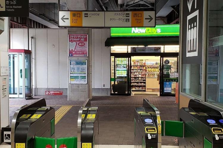当館最寄り駅「上溝駅」改札出口です。改札を出たら右方向です。