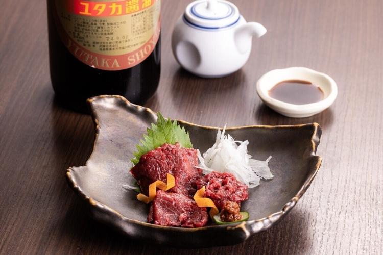 【夕食】馬刺し（夕食メニュー一例）