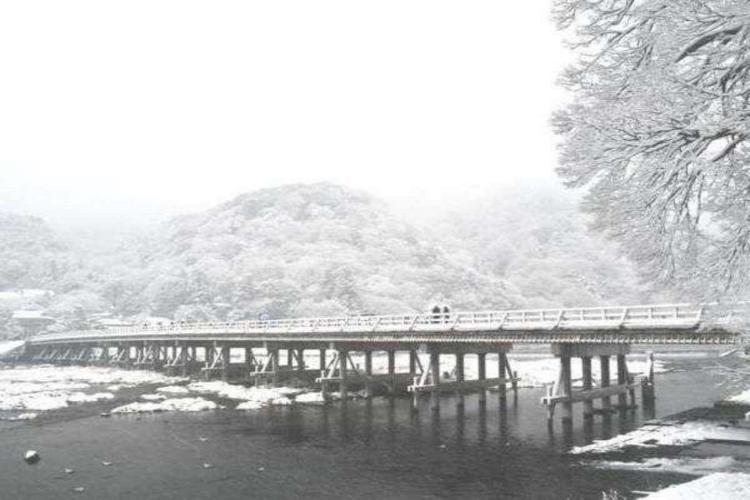 ◆嵐山：渡月橋の雪景色（ホテルより車で5分）