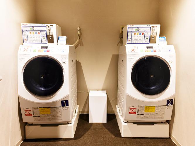コインランドリーはロビー階4階にございます。お部屋から混雑状況もご確認いただけます。