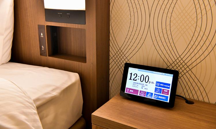お部屋のタブレットで照明操作やアラーム設定も可能です。
