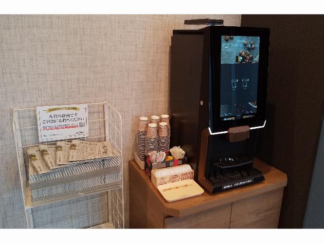 挽きたてのコーヒーと新聞はご自由にお部屋までお持ちください。