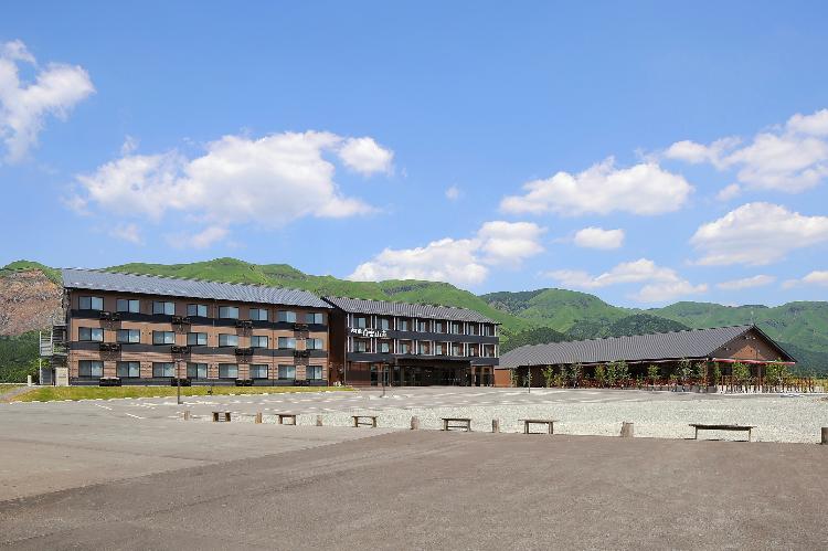 阿蘇山と外輪山のカルデラ盆地に間に位置する阿蘇白雲山荘は、雄大な阿蘇の山々が眼前に迫る大自然に抱かれた温泉リゾートホテル。