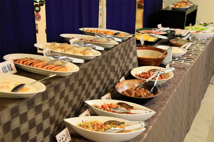 朝食バイキング（一例）<BR>種類豊富な朝食バイキングが無料でお召し上がりいただけます