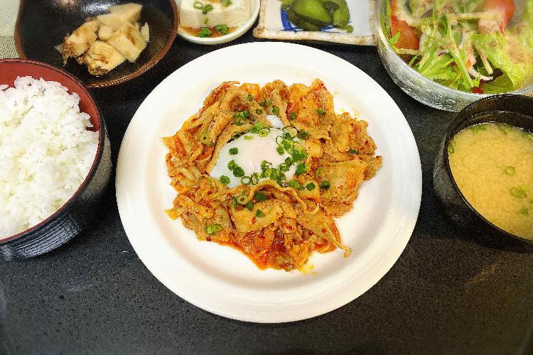 夕食：豚キムチ定食【18：00～21：30/日曜・祝定休日】