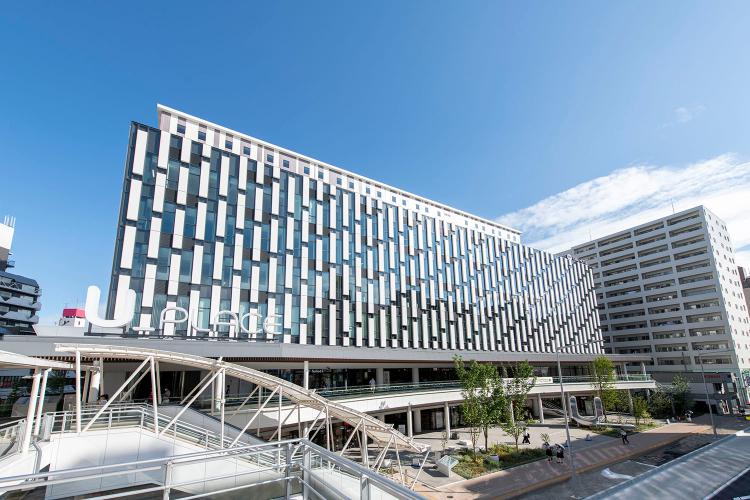 川越駅西口を出て左手のペデストリアンデッキにて直結!屋根付きデッキの為、傘も不要です。