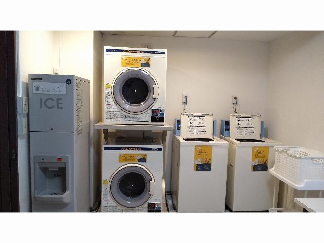 別館2Fには製氷機とコインランドリーを設置しております。