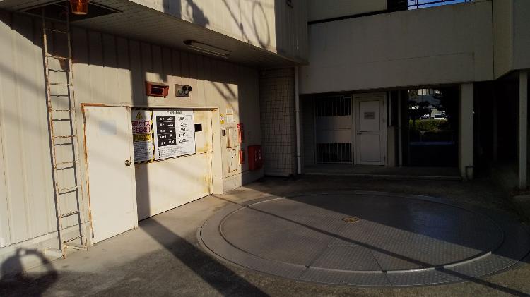 機械式立体駐車場はスタッフの操作で入庫いただけます。