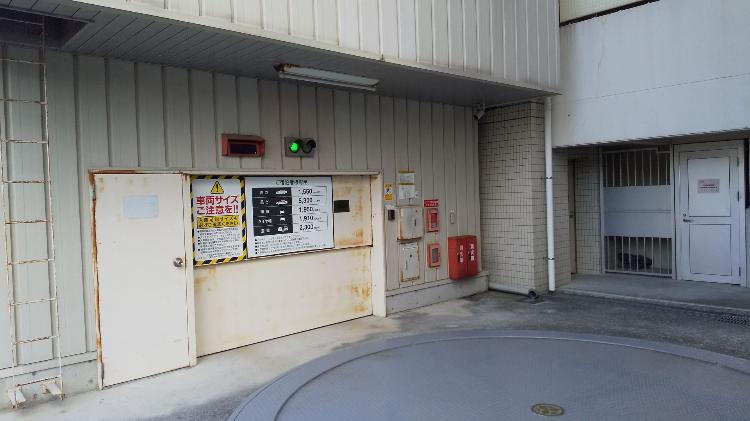 機械式立体駐車場<BR>入庫サイズは<BR>高さ155cm<BR>長さ530cm<BR>車幅195cm<BR>最低地上高12cm<BR>でございます。<BR>