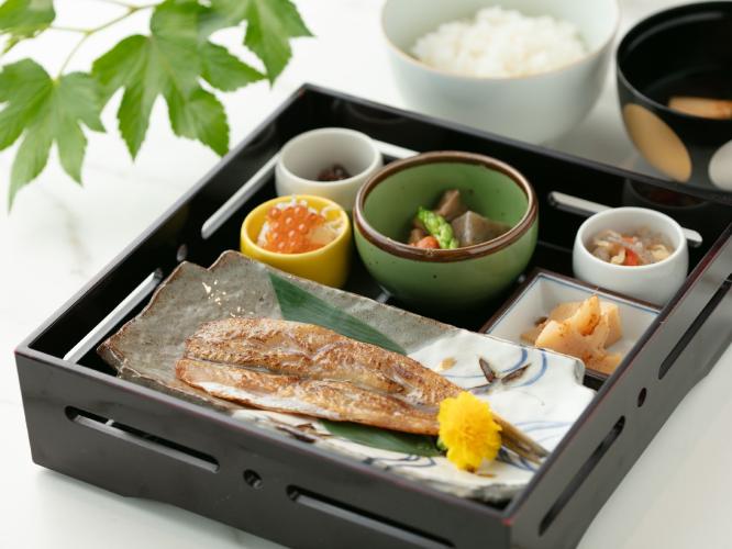 【エスパシオフロア専用ラウンジ】朝食　イメージ。三河湾産の干物や八丁味噌の味噌汁など、地元食材をふんだんに使った朝食をお楽しみください