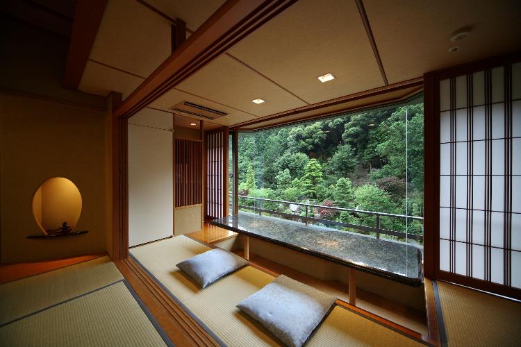 曙・芙蓉 和室／12.5畳 一例：12.5畳の畳の間と窓の間には、掘りごたつ又はソファを設えました。ご夕食の後ゆっくりと、景色をご覧いただきながら、ご家族水入らずの時間をお過ごしくださいませ。