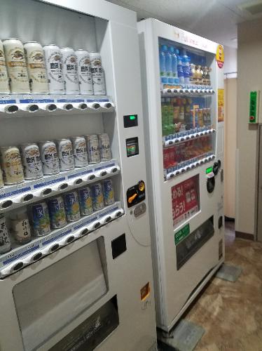 アルコールの自販機は2階にございます。