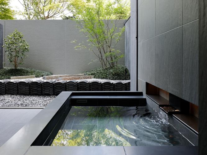 ◆Onsen Garden　｜天然温泉を引き込んだ半露天風呂をしつらえております