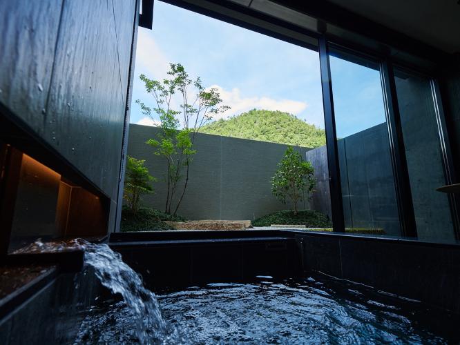 ◆Onsen Garden　｜天然温泉を引き込んだ半露天風呂をしつらえております