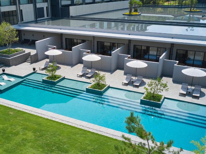 ◆Poolside Deluxe 　｜サーマルプールへ直接アクセスできる82平米の客室