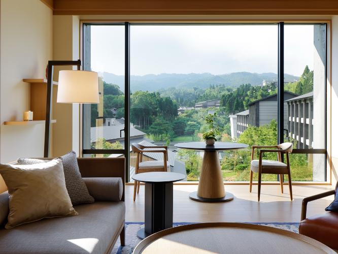 ◆ROKU Suite　｜窓外には、四季折々の雄大な自然の景色が広がる