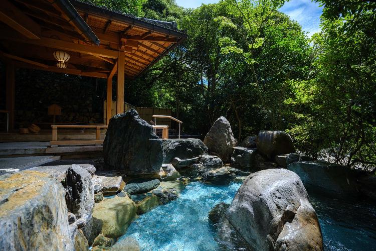 1階せせらぎの湯：緑に包まれ渓流のせせらぎを耳にしながら、ゆっくりと長門湯本の湯をご堪能くださいませ。