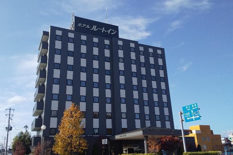 国道13号線沿いで「ルートイン」の屋上看板が目印です!