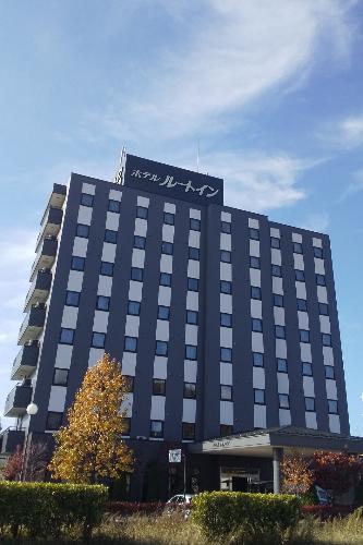 国道13号線沿いにございます。