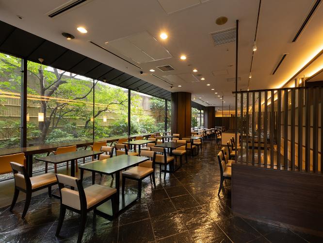 ＜朝食会場＞ 「庭園食堂」