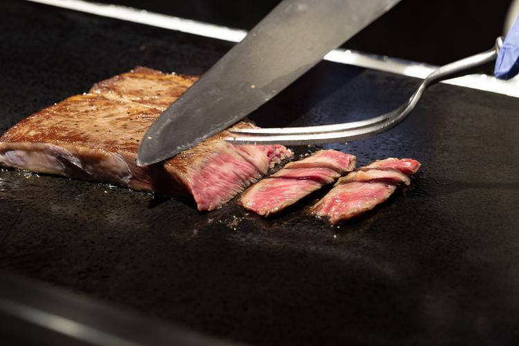 【ビュッフェ】ディナービュッフェ限定！ライブクッキング「牛肉の鉄板焼き」(時期により内容の変更アリ)