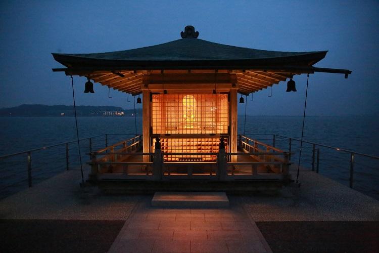 柴山潟の湖に浮かぶ浮御堂