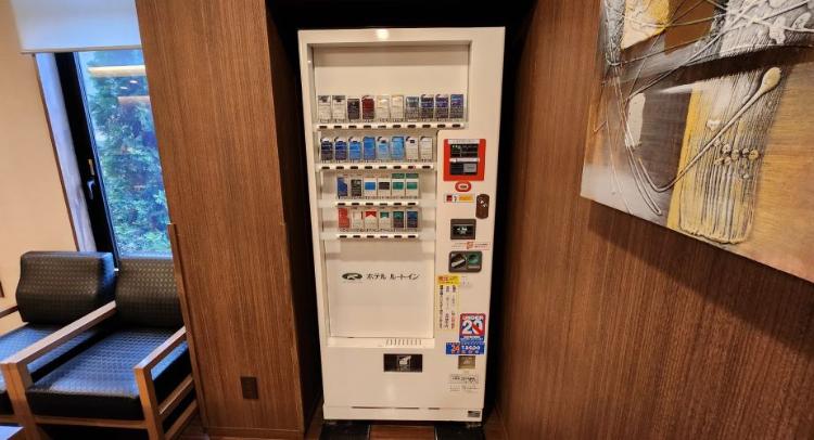たばこ　自動販売機：タスポをお忘れの際はフロントまでお声がけくださいませ