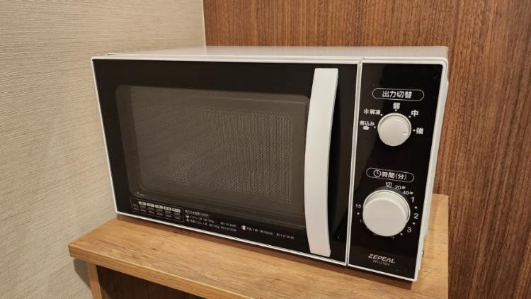 電子レンジ：1階自動販売機コーナーにございます