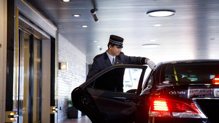 お車の誘導はドアマンにお任せください