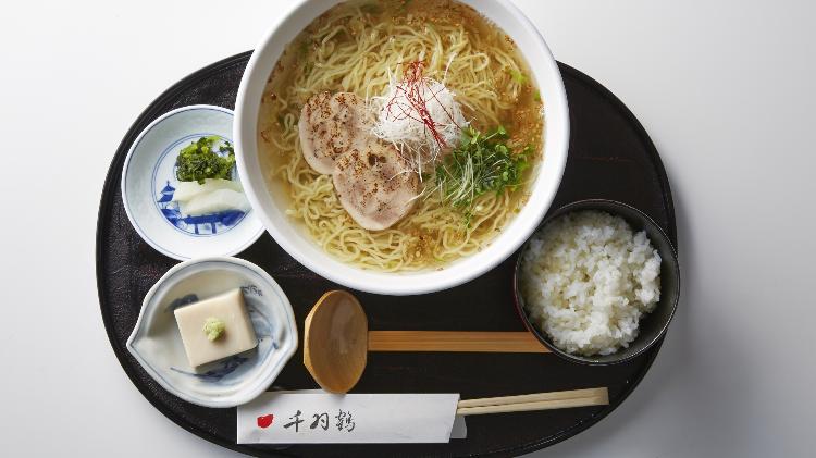 日本料理「千羽鶴」