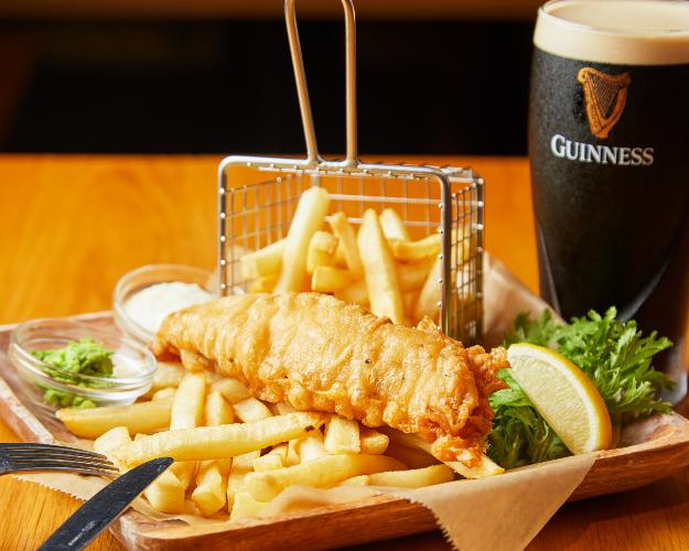 夜：定番料理のフィッシュアンドチップス