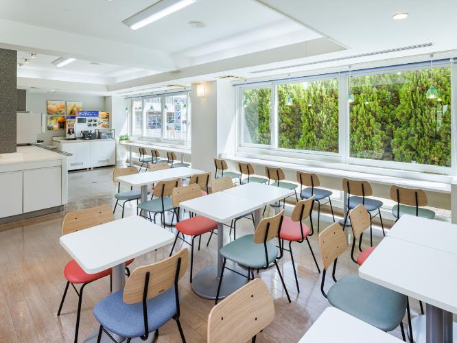 【ラウンジスペース】朝食での利用◆ウェルカムドリンクサービスとともに気ままにお過ごしください