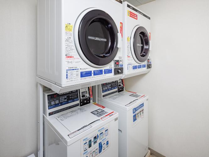 【コインランドリー】長期宿泊に便利なコインランドリーをご用意。