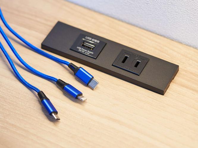  デスク上にコンセントとUSBポート、充電ケーブル（iPhone、micro USB、Type-C）をご用意！