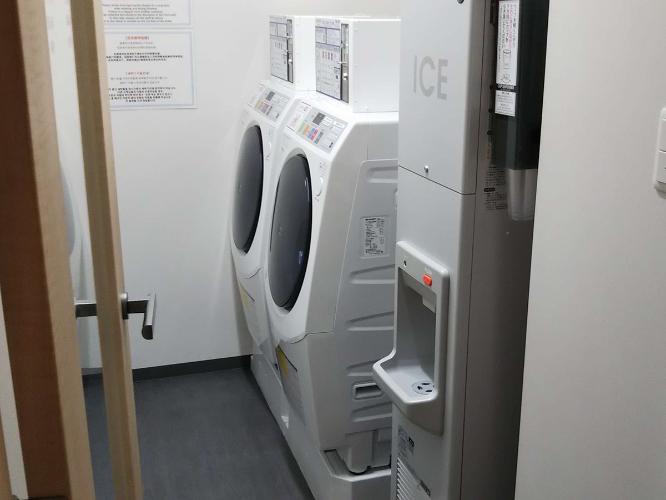 製氷機（無料）とランドリー（有料）。ランドリーは洗剤付きで自動投入されます
