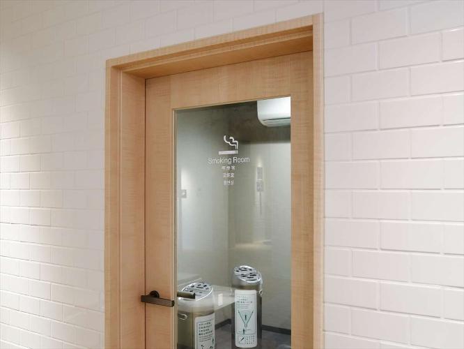 全館禁煙(電子タバコ含む)ですので、1Fに喫煙室をご用意致しました。