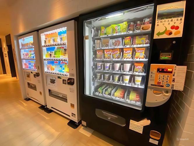 自動販売機（ソフトドリンク、カップめん、地元菓子）