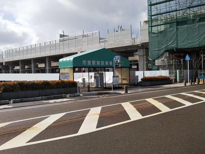 (小松)駅東駐車場　当ホテルには提携駐車場がございません。近隣の有料パーキングをご利用くださいませ。 