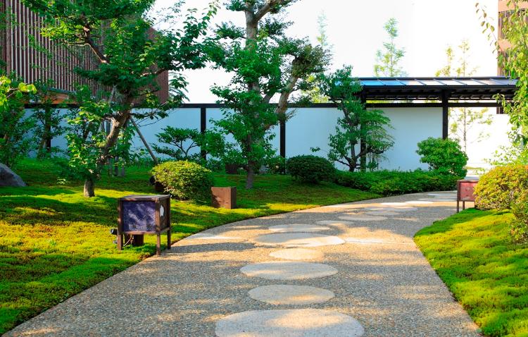 【香梅の庭】起伏したなめらかな曲線が印象的な「香梅の庭」を通り抜けください
