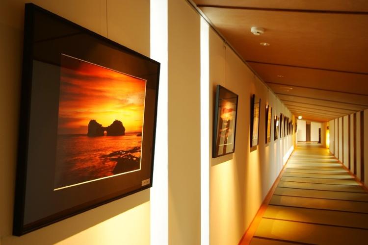【全館畳敷き】客室へと進む廊下には、和歌山の名所の写真を展示しております